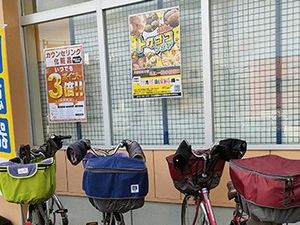 掲示物の前の自転車