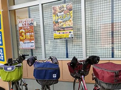 掲示物の前の自転車