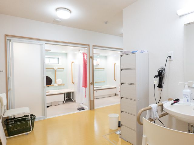 明るい洗面台とトイレ 脱衣所 ゆとりのある造りの洗面スペースです。バリアフリー設計が、すべての方への配慮を感じさせます。