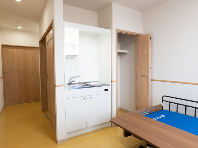 居室内キッチン付き 居室 広々として清潔感のある居室です。小さめのキッチンも完備しており、快適な生活空間を提供しています。