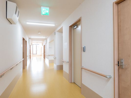 明るい廊下と部屋の扉