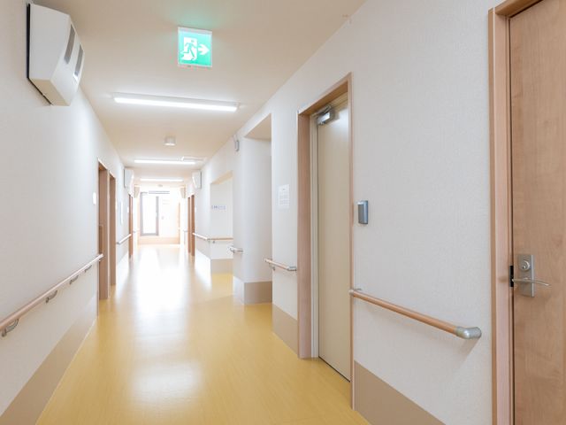 明るい廊下と部屋の扉 廊下 清潔感溢れる廊下は、手すり完備で安心歩行が可能です。部屋へのアクセスもスムーズで、動線が考えられています。
