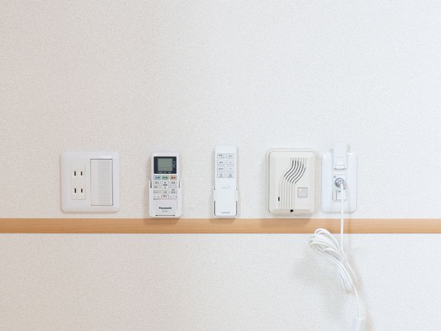壁に設置された様々な機器 居室 利便性に配慮された居室の設備です。生活をサポートするためのコミュニケーションツールも整っており、毎日の快適な暮らしを支えています。