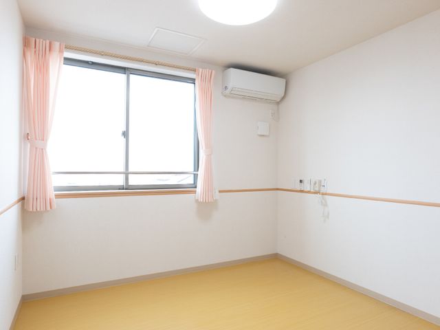明るい空間の居室 居室 シンプルなデザインの個室で、入居者様のプライバシーをしっかりと尊重しています。自分だけの空間を自由にアレンジしてお過ごしいただけます。