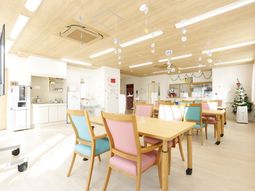 明るい共用ダイニングスペース