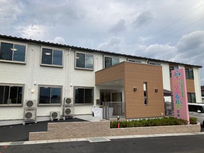 明るい外観の建物正面