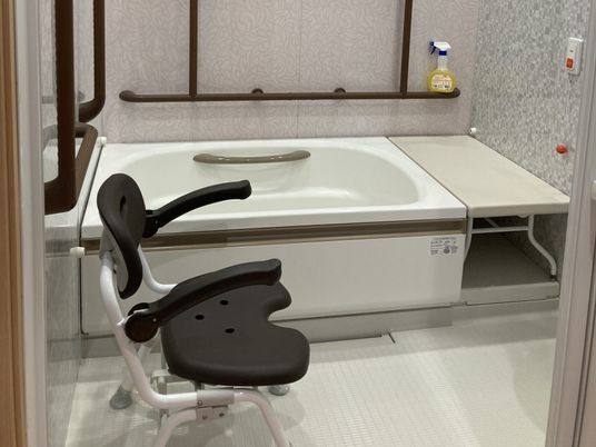 浴室の介助用浴槽  