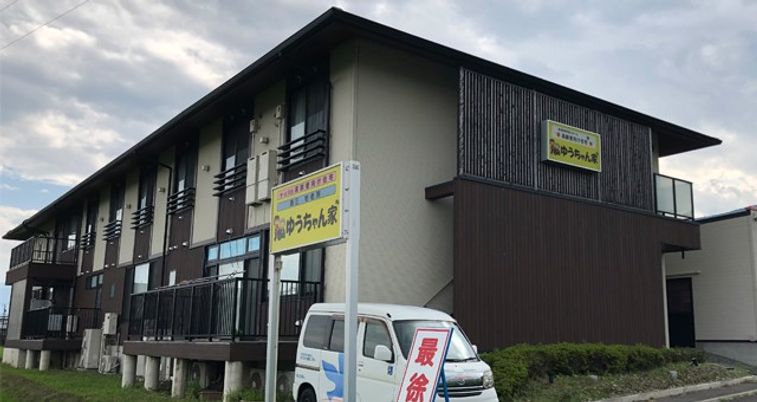 看板がある建物外観