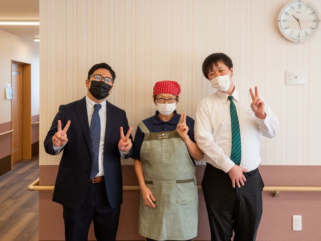 笑顔のスタッフ3人立ち姿