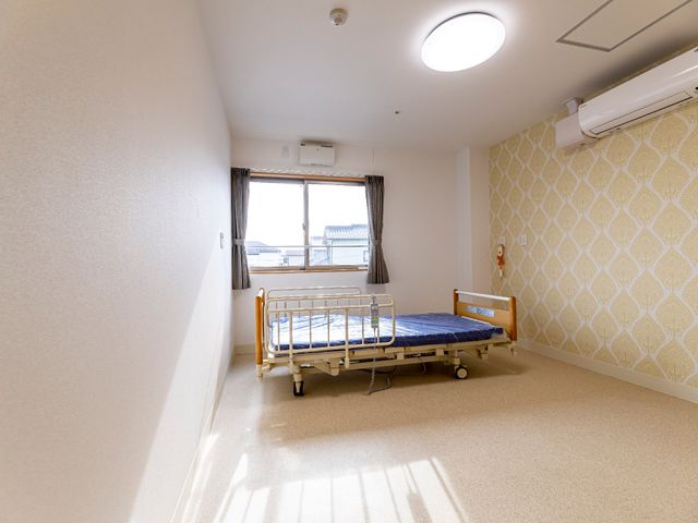 明るい個室居室 居室 陽光が入り込む清潔な居室です。快適な空間でゆったりと過ごせる環境が整っています。