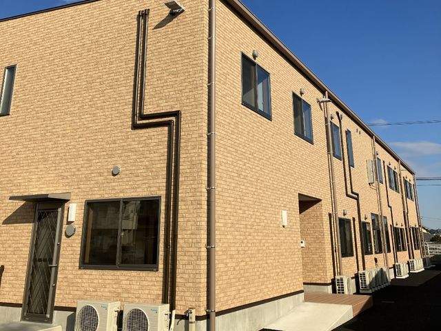 明るい日差しの居室外観 外観 清潔感のある外壁と大きな窓が印象的な居住空間です。快適な環境での仕事にご興味ありませんか。