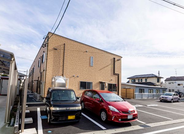 駐車場のある建物外観