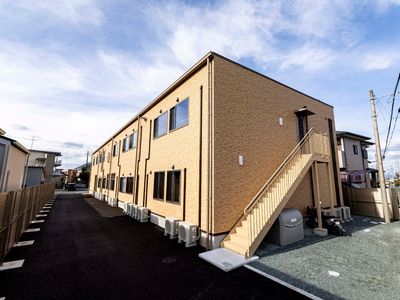 明るい外壁の建物外観