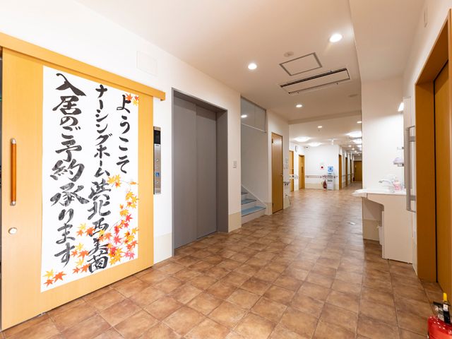 清潔な廊下と掲示物 廊下 広々とした廊下には、心温まる掲示物が飾られており、明るい雰囲気を醸し出しています。快適で清潔な環境が整っており、日々の業務にも積極的に取り組めそうです。