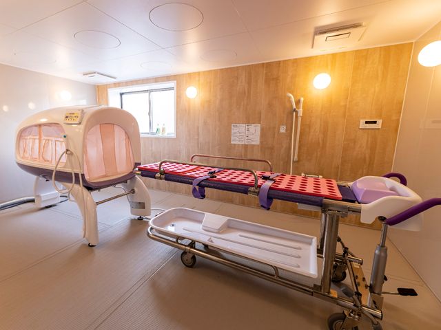 機能訓練室の設備 特殊浴槽 最新鋭の機器を備えた機能訓練室です。快適なリハビリ環境が整えられ、質の高いケアを目指す方に適しています。