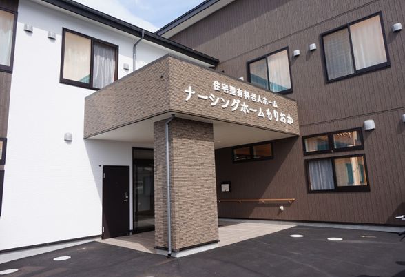 エントランスが広々とした施設