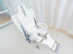 白い椅子の置かれた浴室