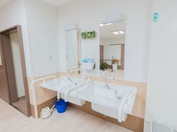 広々とした明るい洗面台