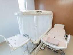 温かな入浴設備の浴室