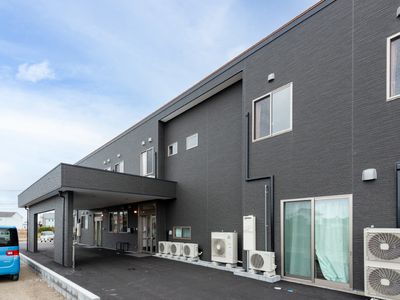 モダンな外観の建物