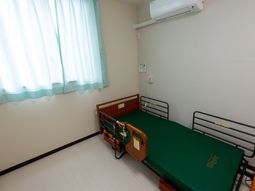 快適な居室のベッド