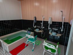 バリアフリー設計の浴室