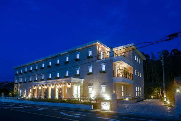夜景を背にした建物外観