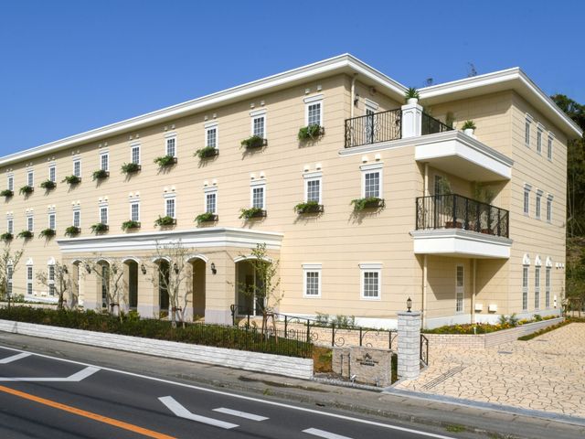 洋風デザインの明るい外観 外観 洋館風の落ち着いた色合いの建物です。豊かな自然に囲まれ、心地よい環境で働ける空間がここにあります。