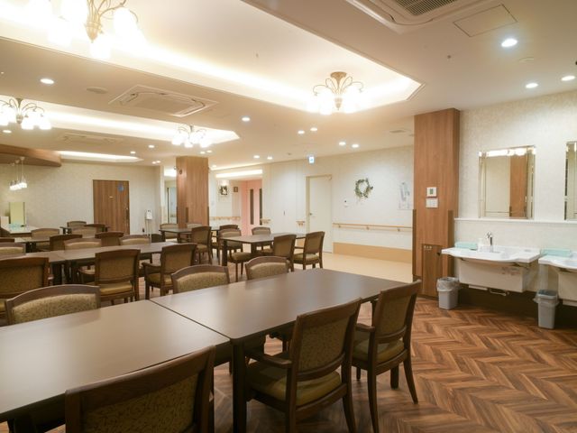 暖かい食堂の光景 食堂 ゆったりと配されたテーブルセットが特徴の食堂です。入居者の皆様が共に食事の時間を楽しまれています。