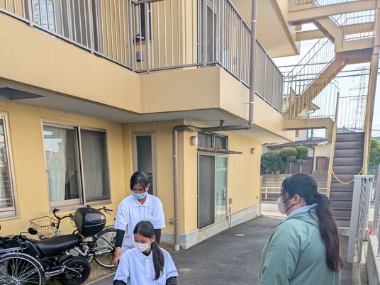 職員が集まる建物外観
