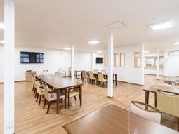 広々とした明るい食堂空間