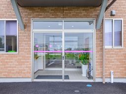 清潔感のある建物のエントランス