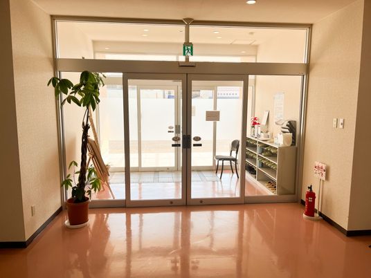 光が差し込むエントランス