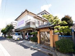 暖かみのある施設外観