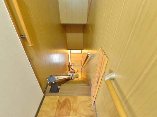 階段と昇降機付き廊下