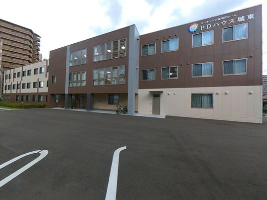 モダンな建物の外観