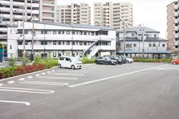 清潔な駐車場付き建物