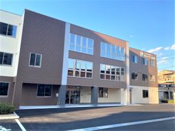 明るい外観の建物