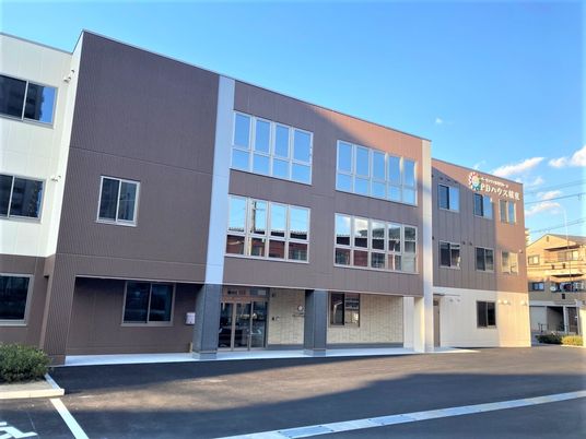 新しい建物の外観