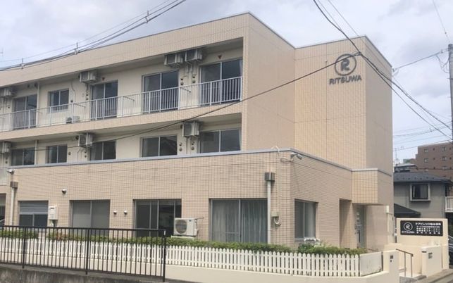 明るい外観の建物