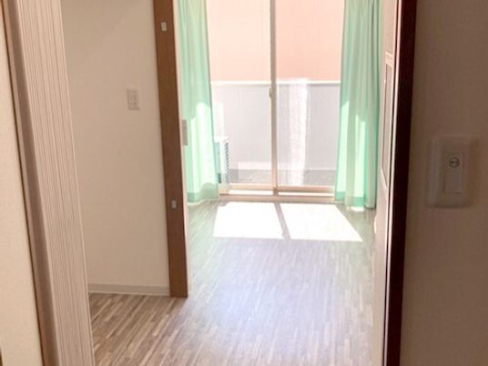快適な居室の明るい空間