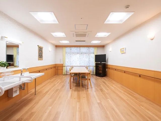 明るい食堂 食堂   木目調の床と明るい照明で、ゆったり過ごしやすい食堂です。テーブル周りに余裕があり、落ち着いて食事や会話ができます。