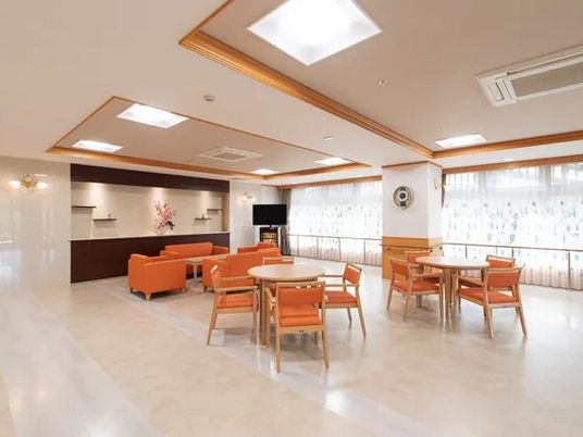 広い食堂の出入口  