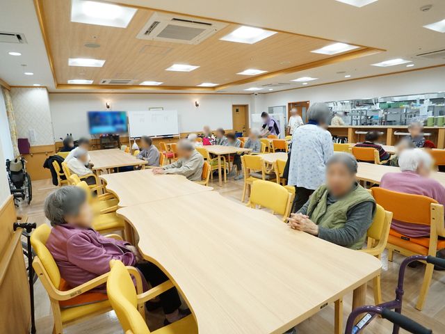 多世代が集う食堂 共有スペース 笑顔が交わる広々とした座席のある明るい食堂。スタッフの方々が利用者の方々とコミュニケーションをとりながら運営を行っています。