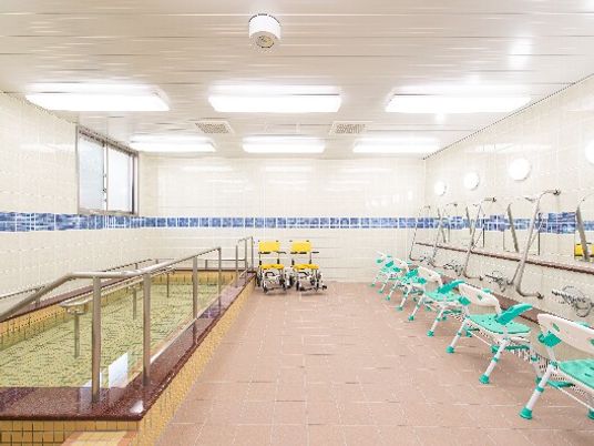 明るく清潔な浴室
