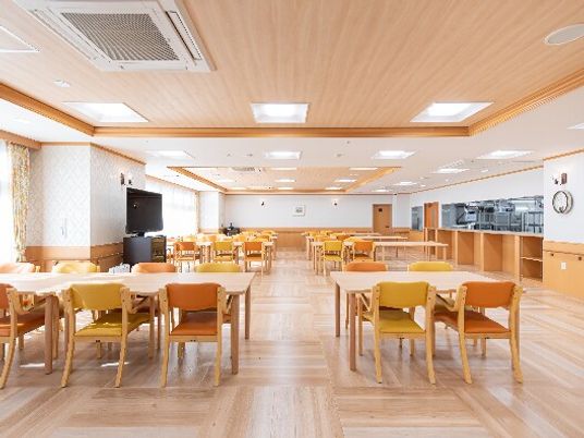 広々とした食堂空間
