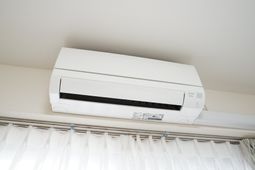 壁に取り付けられたエアコン