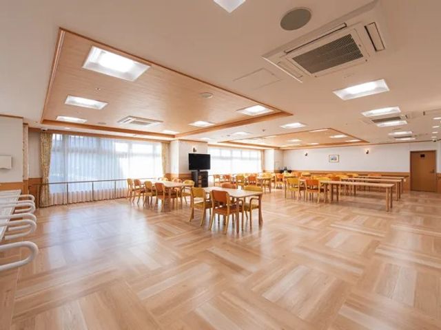広い食堂 食堂   明るい木目調の広い食堂です。テーブル間にゆとりがあり、落ち着いて食事や会話がしやすい雰囲気です。