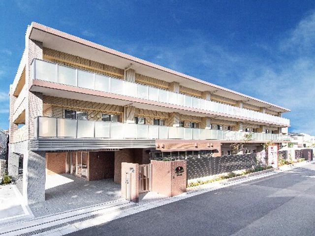 清潔感あふれる外観 外観 日差しが心地よい、モダンな設計の建物です。開放感のある空間は、快適な毎日をお過ごしいただける環境を提供しています。