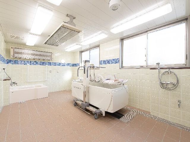 清潔なバリアフリー浴室 機械浴 広々とした設計の浴室は、安全に配慮されており、ゆっくりくつろげる工夫が施されています。リフト式の浴槽も完備しており、快適なバスタイムをサポートします。